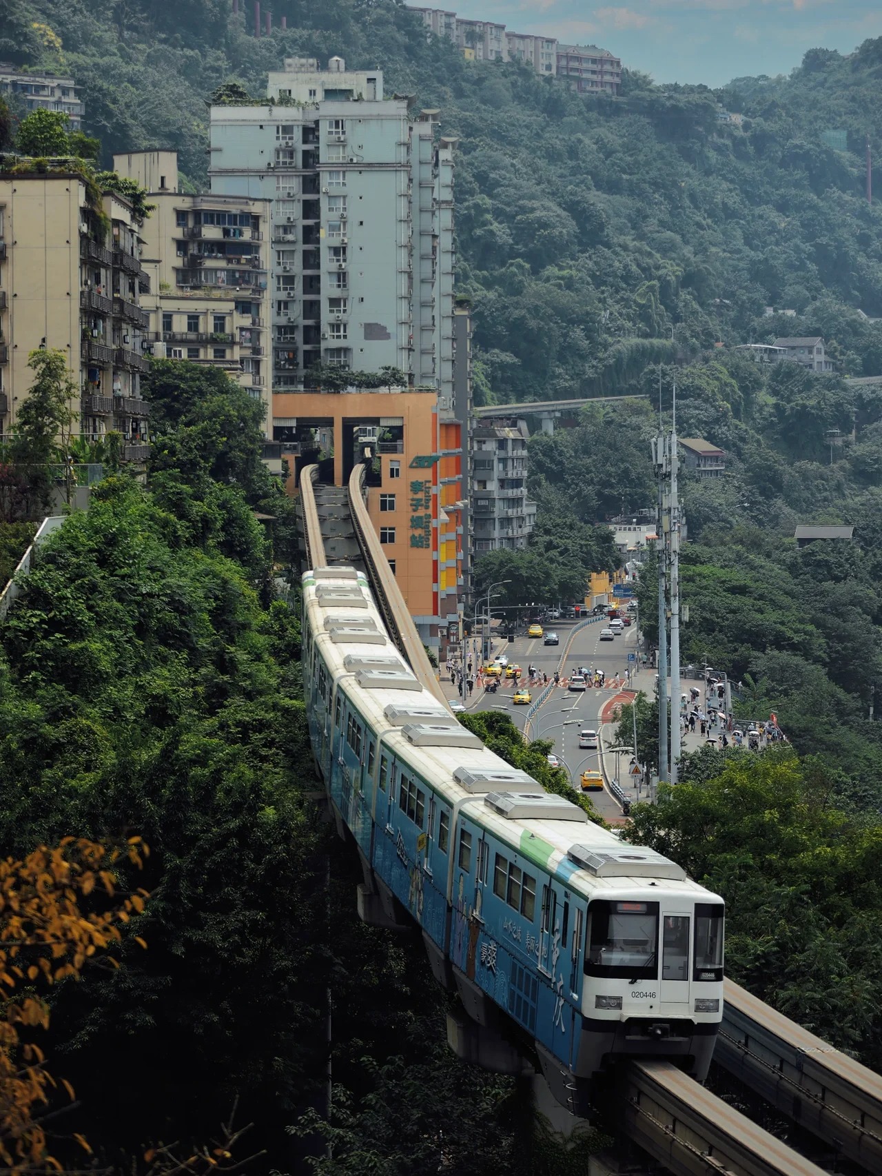 Monorail de Chongqing dans un relief urbain montagneux