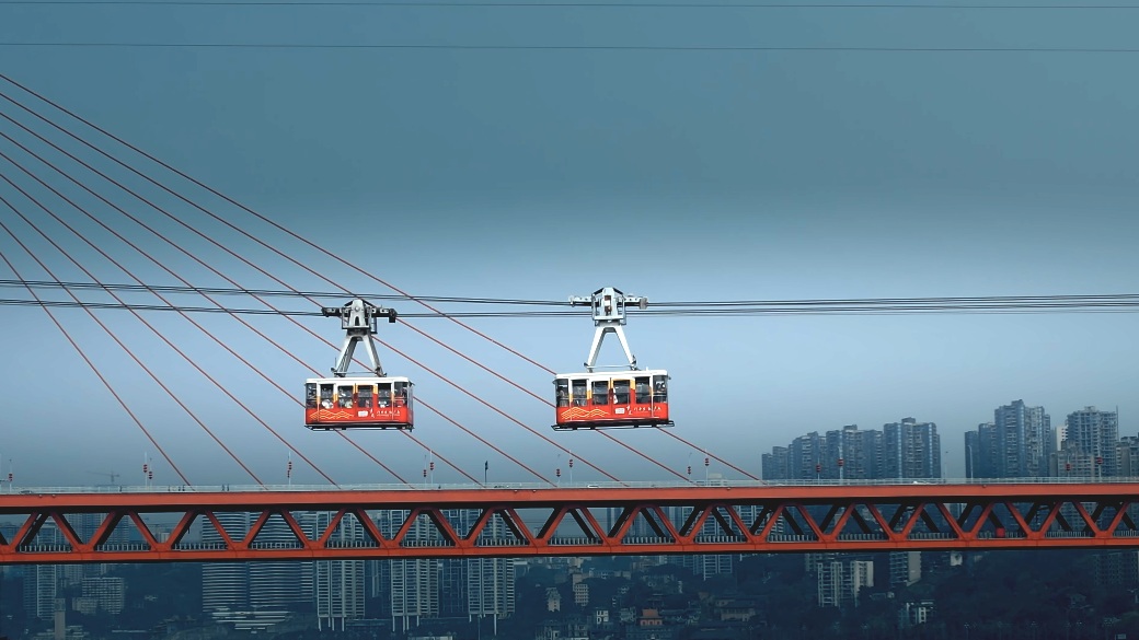 Téléphérique urbain de Chongqing au-dessus du pont et de la ville