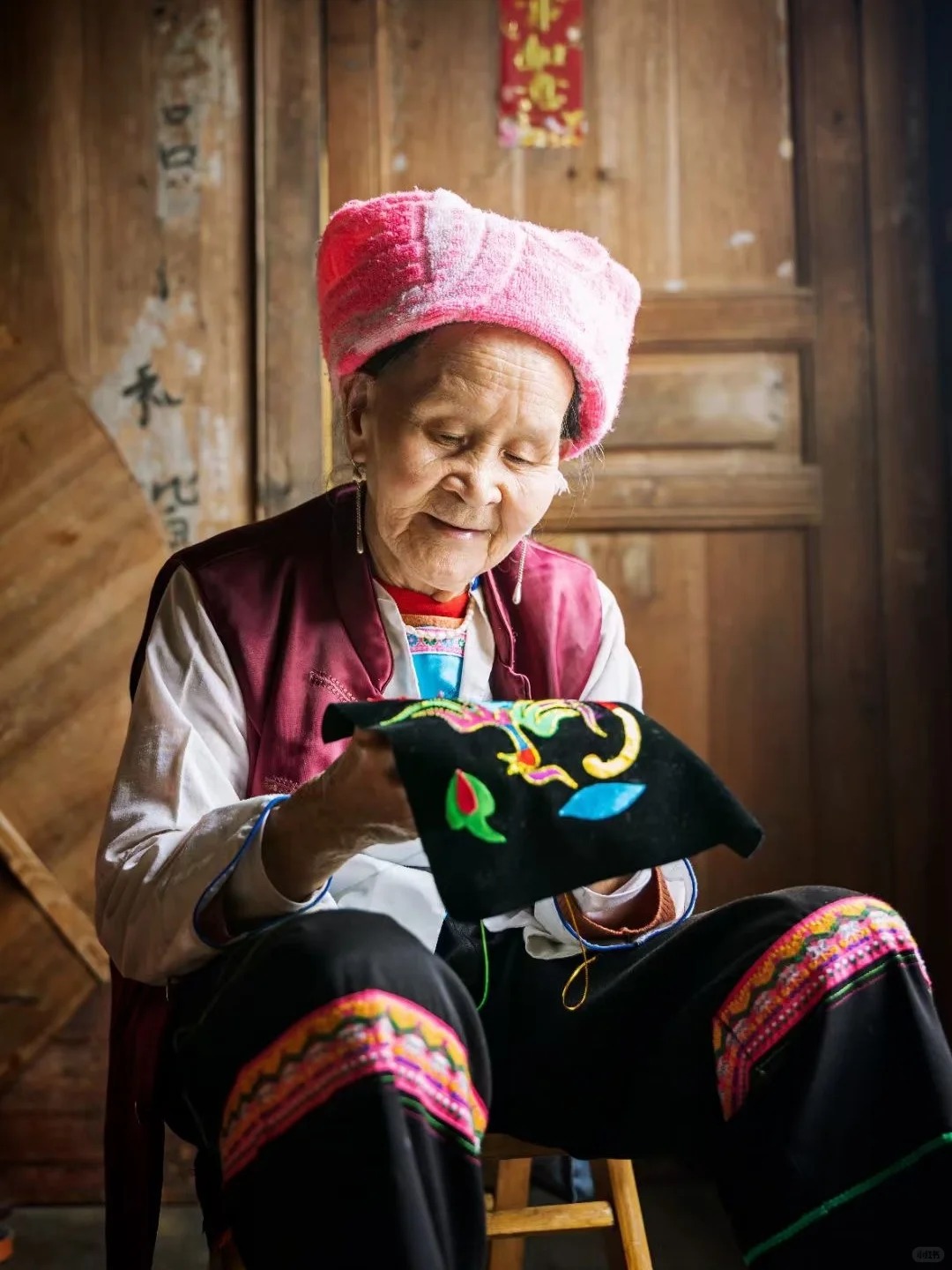 Habitante du Guangxi réalisant une broderie traditionnelle