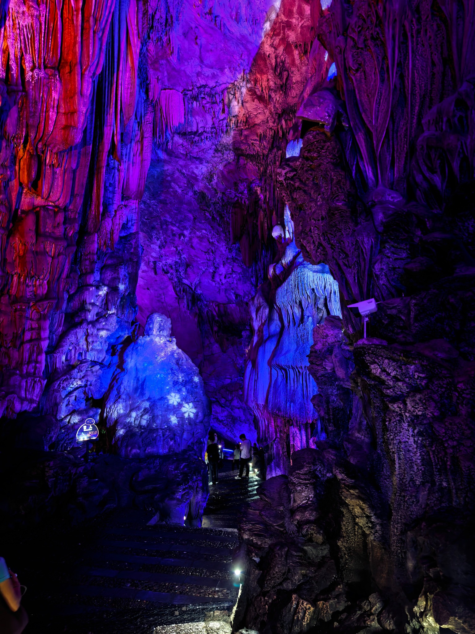 Formations rocheuses évoquant un bonhomme de neige, une montagne de champignons et un sapin de Noël dans la Grotte de la Flûte de Roseau