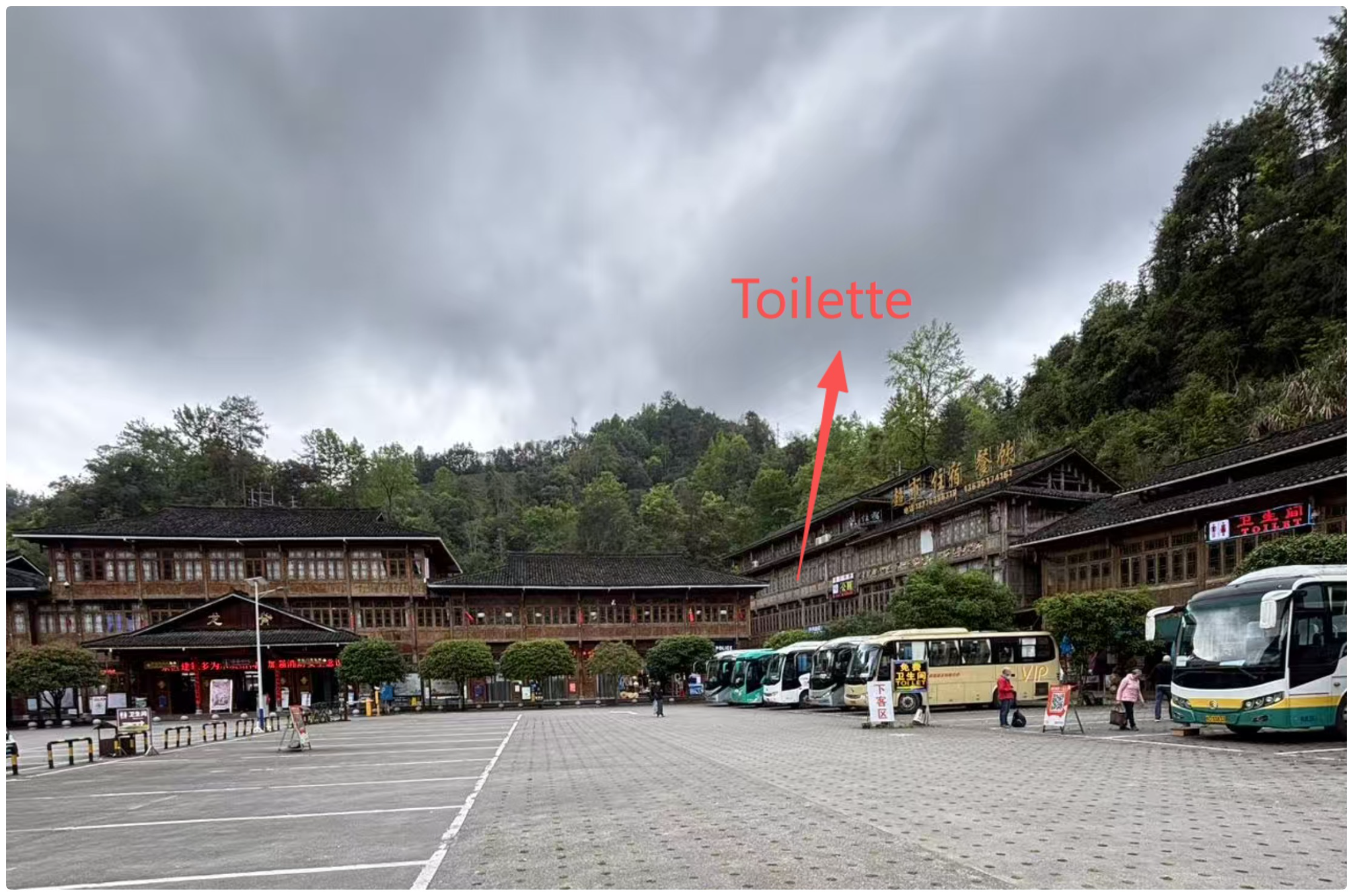 Billetterie à l’entrée des rizières de Longji, avec l’emplacement des toilettes indiqué au deuxième étage